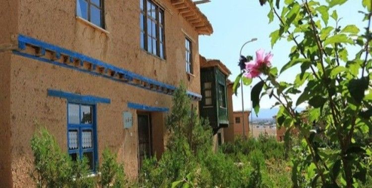 Sonsuz Şükran köyünün kerpiç evleri betona alternatif oldu