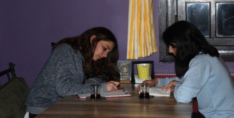 Kimsesizlere ev öğrencilere kütüphane