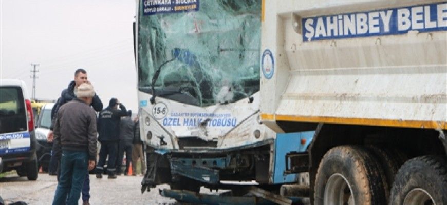 Halk otobüsü ile kamyon çarpıştı: 5 yaralı