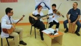 Sağlıkçılar iş stresini kurdukları müzik grubuyla atıyor