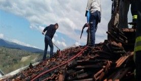 Çatıda başlayan yangın büyümeden söndürüldü