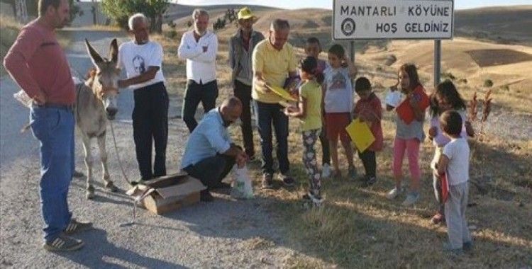 Dostoyevski'nin kitaplarını köylere ''karakaçan'' ile götürdü