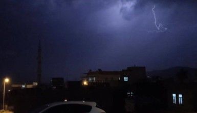 Gercüş'te şimşekler geceyi gündüze çevirdi