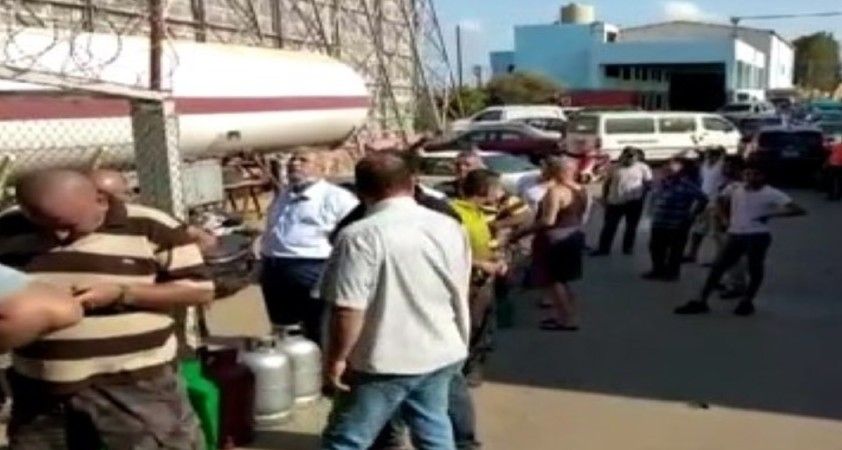 Lübnan'da halk, gaz almak için metrelerce kuyruklar oluşturdu