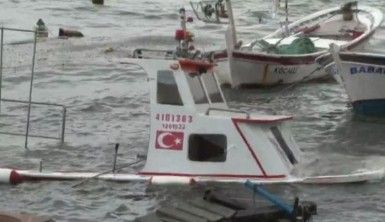 Şiddetli rüzgar balıkçı teknelerini de vurdu, 7 tekne alabora oldu