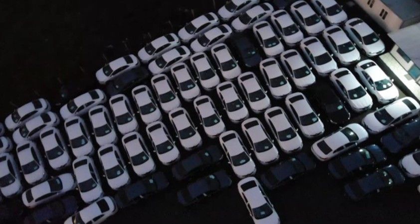 Arnavutköy'de firmanın otoparkında bekleyen sıfır araçlar dikkat çekti