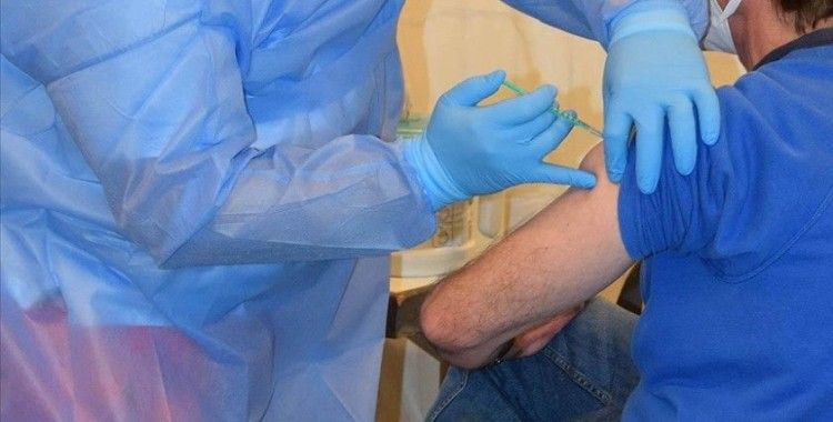 Almanya'da bir kişi, sahte aşı kartı satmak için 90 kez Kovid-19 aşısı oldu