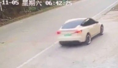 Tesla aracı kontrolden çıktı iki kişi hayatını kaybetti