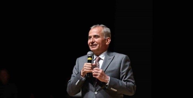 Camdan tesarlanan giysiler büyüledi