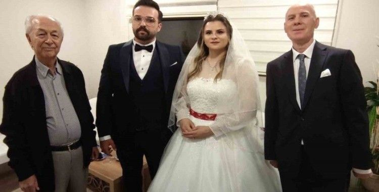 Anne babasının ardından 32 yıl sonra kızlarına da şahitlik yaptı