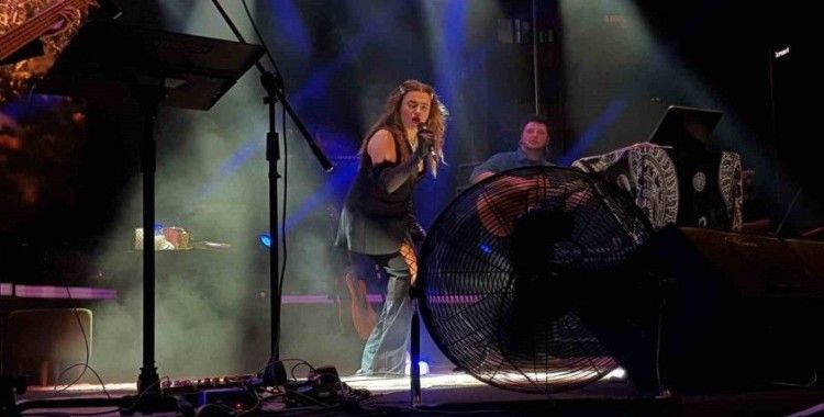 Ünlü şarkıcı Ceylan Ertem Safranbolu’da sahne aldı