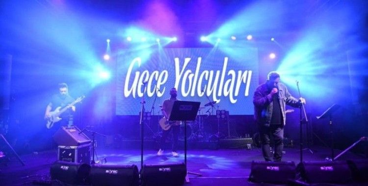 Karesili gençler Gece yolcularıyla ‘Yaza merhaba’ dedi