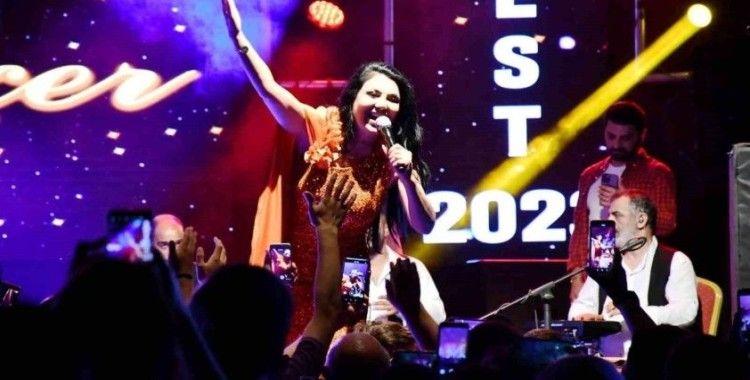 Ankaralı Ayşe Emet’i salladı