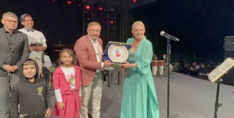 Emetliler Muazzez Arsoy ile coştu