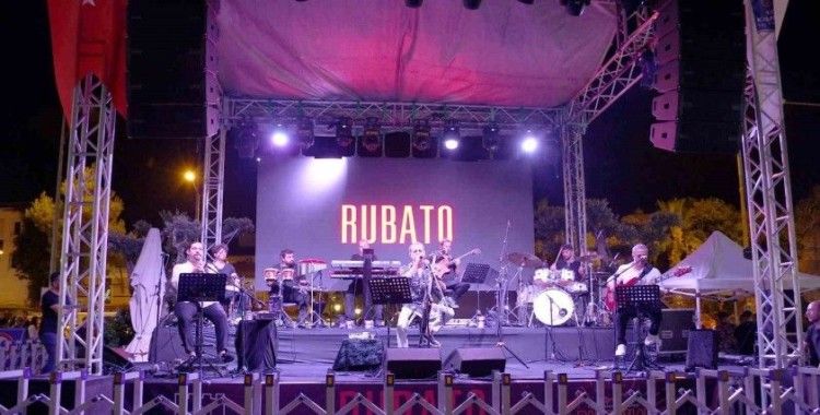 Kuşadalılar Rubato ile Balıkçılar Meydanı’nda keyifli bir gece yaşadı