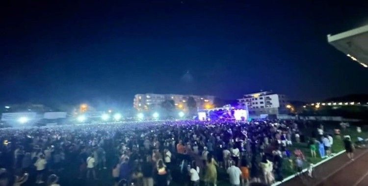 Hande Yener komşuyu salladı