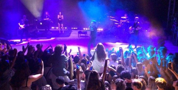 Türk Rock müziğinin ünlü sesi Teoman, Marmaris Amfi Tiyatro’da sevenleriyle buluştu