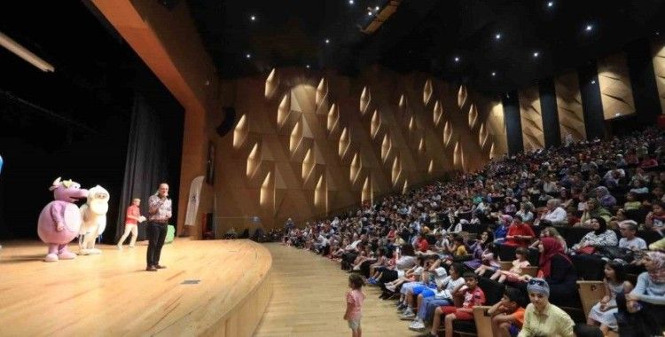 Pamukkale’de minikler tiyatro gösterisi ile doyasıya eğlendi