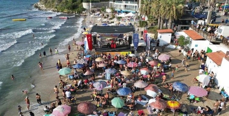 Kuşadası’nın halk plajları partilerle renkleniyor