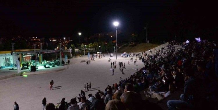 Bozüyük’te Kurtuluş Günleri Konserleri’nde Yunus Emre Sert ve Osman Savaş sevenleriyle buluştu