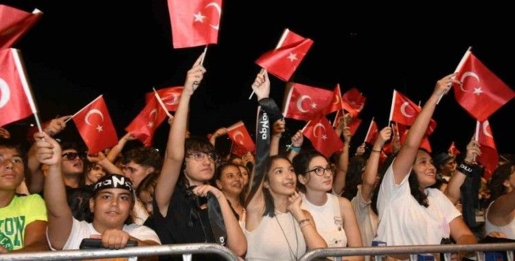 Kuşadası’nda Zafer Bayramı dolayısıyla Manga Konseri düzenlendi