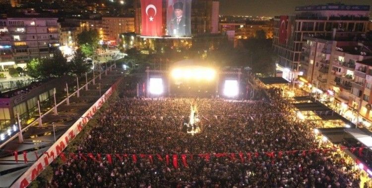 Aydın Büyükşehir Belediyesi’nin düzenlediği konsere binlerce Aydınlı katıldı