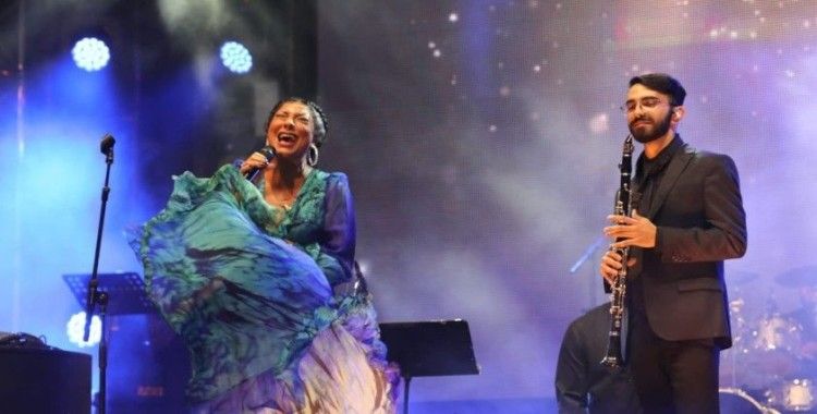 Işın Karaca ve Can Gox sahne performansları ile göz doldurdu