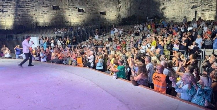 Bodrum Kalesi’nde coşkulu konser: Halk konserine vatandaşlar akın etti
