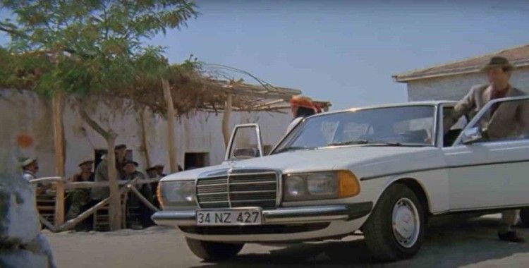 Kemal Sunal’ın filmlerinde de kullandığı Mercedes arabayı satışa çıkardı