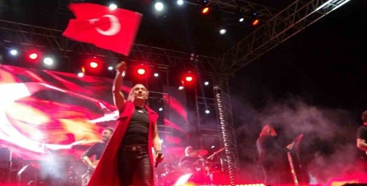 Kıraç Cumhuriyetin 100. yıl marşını ilk kez Kozan’da hayranlarına dinletti