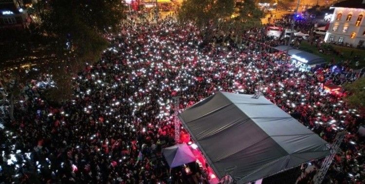 Bandırma’da Cumhuriyet coşkusu Feridun Düzağaç konseri ile devam etti