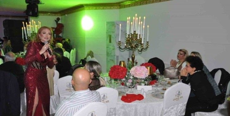 Kars’ta sanatçılar öğretmenler için sahne aldı