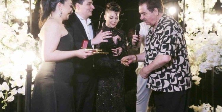 İbrahim Tatlıses’ten yüzüklerini taktığı gençlere çağrı: “Düğünü hemen yapın, yolumuzu bulalım”