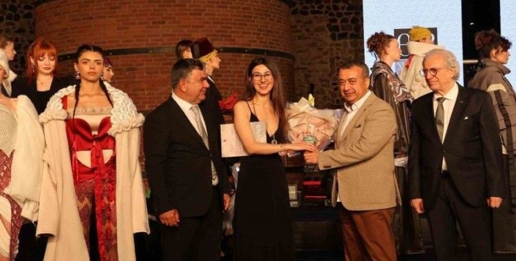 Analog Temalı 18’inci EİB Moda Tasarım Yarışmasının kazananı Nilgün Demirhan oldu