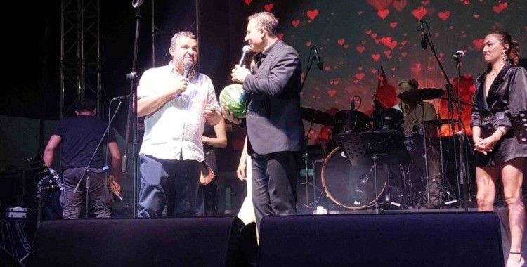 Rafet El Roman, sahnede karpuz kesip tadına baktı
