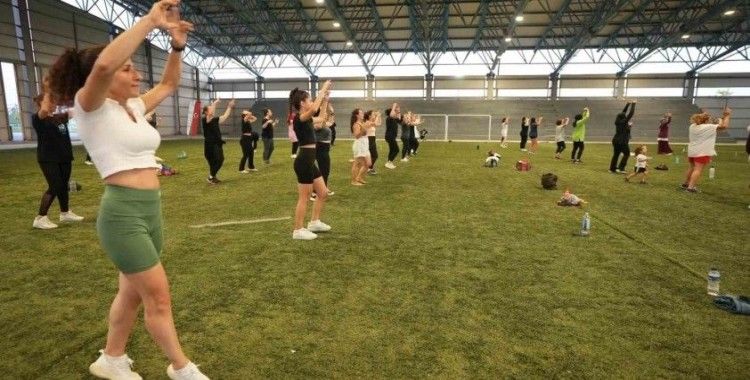 Balıkesirli kadınlar stresini zumba ile atıyor