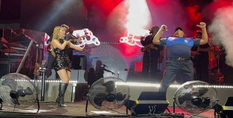 Sanatçı Derya Uluğ’un sahnesinde zabıtanın dans şovu