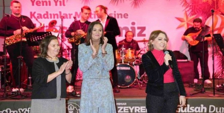 Manisalı kadınlar, ‘Yeni Yıl Matinesi’nde doyasıya eğlendi
