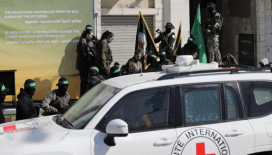 Hamas, 4 İsrailli kadın esir askeri Kızılhaç'a teslim etti