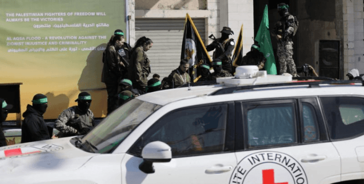 Hamas, 4 İsrailli kadın esir askeri Kızılhaç'a teslim etti