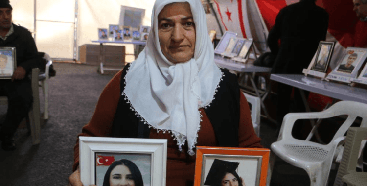 Evlatlarına kavuşan anneler, nöbetteki annelere destek olmaya devam ediyor