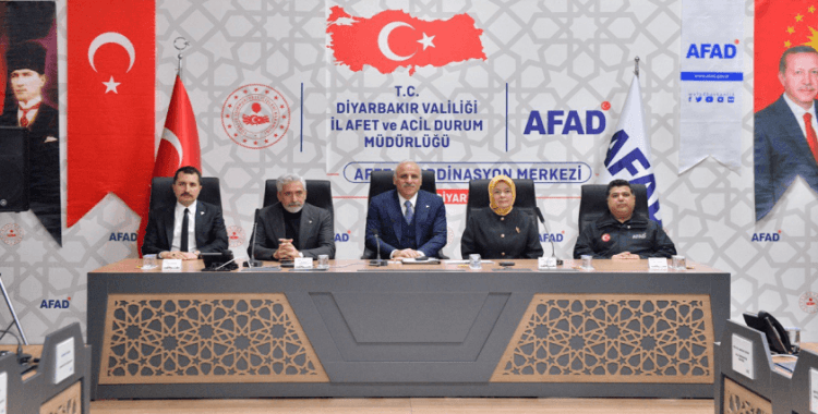 Diyarbakır'da, 6 şubat depremlerinde hayatını kaybedenler için anma programı düzenlendi