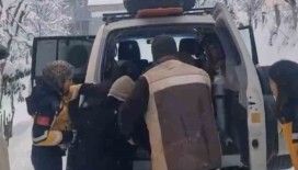 Yolu kapanan köydeki hasta kadın paletli ambulansla hastaneye ulaştırıldı
