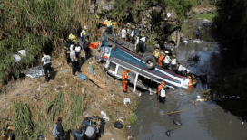 Guatemala'da otobüs köprüden düştü: 51 ölü