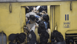 Hindistan'da tren istasyonunda çıkan izdihamda ölü sayısı 18'e çıktı