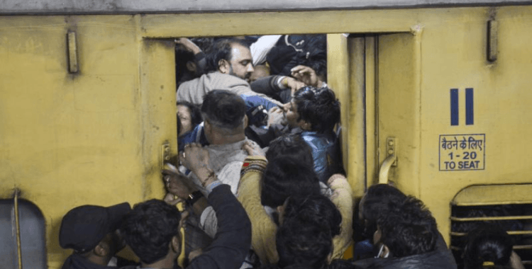 Hindistan'da tren istasyonunda çıkan izdihamda ölü sayısı 18'e çıktı
