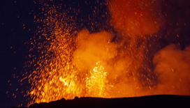 İtalya'da Etna Yanardağı'nın kül püskürtmesi hava ulaşımında aksaklıklara yol açtı