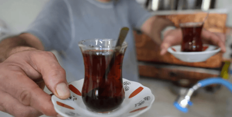 Siyah çayın faydaları bilimsel olarak kanıtlandı, uzmanı uyardı: Çayı yanlış mı içiyoruz?