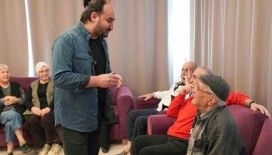 Deneyimli vatandaşlar İngilizce öğreniyor
