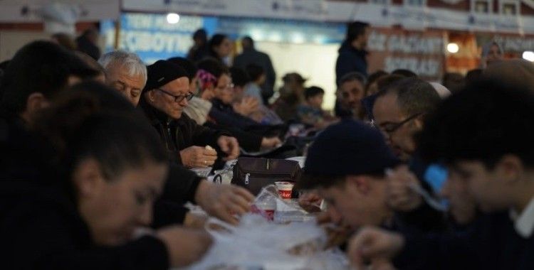 Yunusemre 100. Yıl Meydanı’nda iftar sofrası kurdu